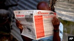 Seorang pria membaca koran Partai Komunis Kuba, Granma, di Havana. (Foto: Dok)