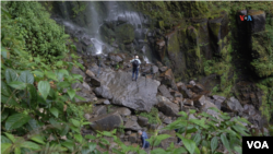 Una persona observa la caída de la cascada La Chorrera. Foto: Javier Hernández, VOA.