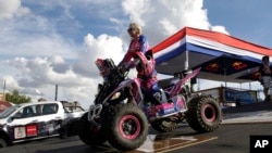 Camelia Liparoti de France, monte avec sa moto Yamaha à quatre roues sur la rampe du podium lors du départ du cérémonial du Rallye de Dakar à Asuncion, au Paraguay, 1er janvier 2017. 