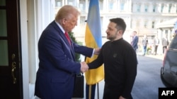 Президент США Дональд Трамп вітає президента України Володимира Зеленського в Білому домі у Вашингтоні перед їхніми переговорами 28 лютого 2025 року. (Фото: пресслужба президента України / AFP)