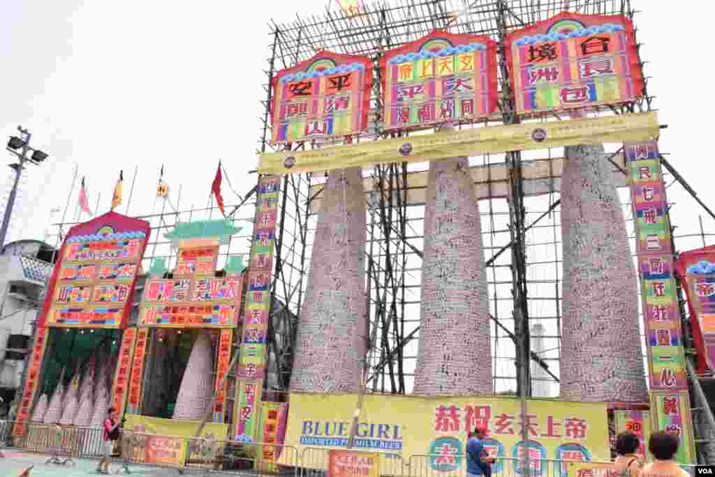 長洲太平清醮「搶包山」的三座包山。(美國之音記者湯惠芸拍攝)