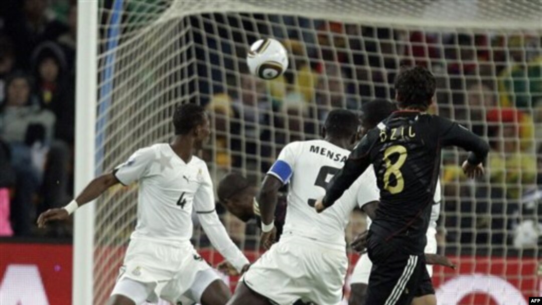 Timnas Ghana (putih) saat bertanding dalam grup D Piala Dunia tahun 2010 di Johannesburg, Afrika Selatan (foto: dok). Ghana harus menyingkirkan Mesir untuk lolos ke Piala Dunia tahun depan. 