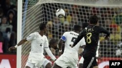 Timnas Ghana (putih) saat bertanding dalam grup D Piala Dunia tahun 2010 di Johannesburg, Afrika Selatan (foto: dok). Ghana harus menyingkirkan Mesir untuk lolos ke Piala Dunia tahun depan. 