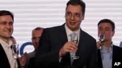 Lider SNS-a Aleksandar Vučić proslavlja pobedu na izborima u Srbiji
