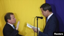 El legislador venezolano de la oposición, Juan Pablo Guanipa, jura frente al líder opositor Juan Guaidó, luego de ser elegido como el primer vicepresidente de la Asamblea Nacional por los legisladores venezolanos de la oposición, en Caracas, Venezuela, el 5 de enero de 2020. 