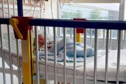 지난 7일 미국 일리노이주 마툰의 한 병원에서 6주된 아기가 호흡기 질환 치료를 받고 있다.