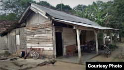 Model rumah asli transmigran tahun 1970-an yang masih berdiri sampai saat ini di Lampung Tengah. (Foto: Sutopo Adi)