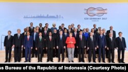 Presiden Joko Widodo berfoto bersama pimpinan dan kepala negara anggota G20 di Hamburg Jerman Jumat 7 Juli 2017. (Photo courtesy: Setpres RI)