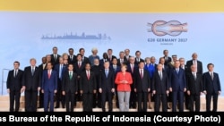 Presiden Joko Widodo berfoto bersama pimpinan dan kepala negara anggota G20 di Hamburg Jerman Jumat 7 Juli 2017. (Foto courtesy: Biro Pers Kepresidenan RI).