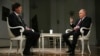En esta fotografía publicada por la agencia de noticias Sputnik el viernes 9 de febrero de 2024, el presidente ruso Vladimir Putin, a la derecha, hace un gesto mientras habla durante una entrevista con el expresentador de Fox News, Tucker Carlson, en el Kremlin en Moscú, Rusia.