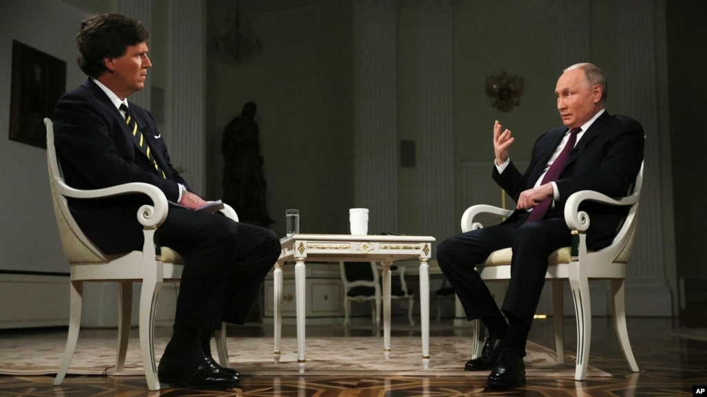 En esta fotografía publicada por la agencia de noticias Sputnik el viernes 9 de febrero de 2024, el presidente ruso Vladimir Putin, a la derecha, hace un gesto mientras habla durante una entrevista con el expresentador de Fox News, Tucker Carlson, en el Kremlin en Moscú, Rusia.