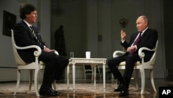 Рускиот претседател, интервјуиран од поранешниот водител на „Фокс њуз“ Такер Карлсон, го повтори тврдењето за шпионажа за затворениот новинар на „Вол Стрит Џурнал“