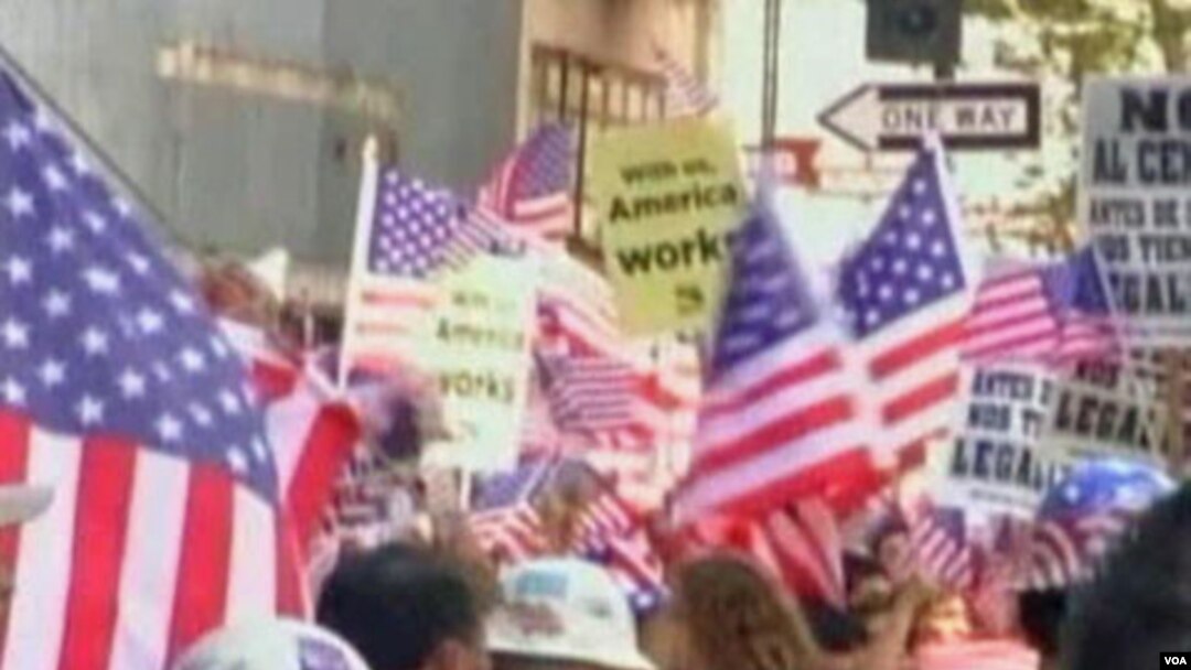 Demonstrasi menentang undang-undang imigrasi di Arizona dilakukan di berbagai kota di Amerika.