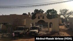 La foule est réunie devant la cour de Justice à Niamey, Niger, le 13 mars 2017. (VOA/Abdoul-Razak Idrissa)