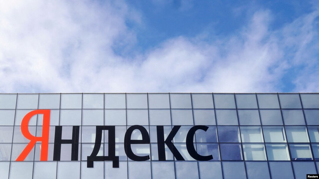Логотип компании «Яндекс» на здании штаб-квартиры в Москве