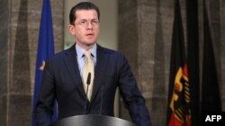 Almanya Savunma Bakanı İstifa Etti