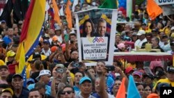 Imágenes de los dirigentes opositores María Corina Machado y Edmundo González se ven en una concentración del antichavismo en Maracaibo, el 2 de mayo de 2024.