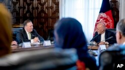 Presiden Afghanistan Ashraf Ghani (kanan), bersama Menteri Luar Negeri AS, Mike Pompeo (kiri), di Gul Khanna, Istana Presiden di Kabul, Afghanistan, Senin, 9 Juli 2018.