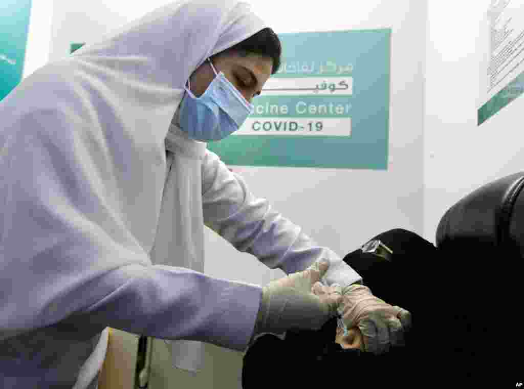 در عربستان سعودی واکسیناسیون کرونا ادامه دارد. در شهر جده کادر درمانی با استفاده از واکسن فایزر در حال واکسیناسیون هستند. 