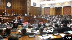 Poslanici u Skupštini Srbije raspravljaju o deklaraciji o Srebrenici