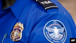 ARHIVA - Pripadnik Transportne bezbednosne službe (TSA) na aerodromu u Dalasu, 24. juna 2020.