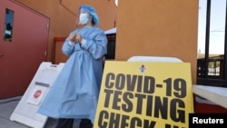 L'infirmière Glenda Perez attend de tester des personnes pour la maladie à coronavirus (COVID-19), à East Los Angeles, Californie, le 10 novembre 2020.