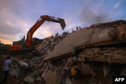 Warga Palestina mencari korban selamat di reruntuhan sebuah bangunan di kamp pengungsi Nuseirat, di Jalur Gaza tengah pada 31 Oktober 2023, di tengah pengeboman tanpa henti Israel terhadap daerah kantong Palestina. (Foto: AFP)