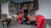 Багато українських в'єтнамців продовжують працювати на харківському ринку Барабашово, попри російські обстріли. На фото – наслідки російського обстрілу 21-го липня 2022 року. (AP Photo/Evgeniy Maloletka)