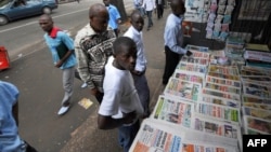 Un kiosque à journaux à Abjidan, le 19 mai 2008.