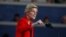 La sénatrice Elizabeth Warren parle lors de la convention démocrate à Philadelphie, Pennsylvanie, le 25 juillet 2015.