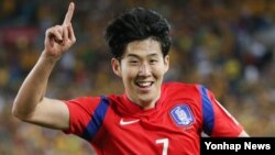 31일 호주 시드니에서 열린 2015 AFC 아시안컵 결승전에서 한국의 손흥민 선수가 경기 종료 직전 극적인 동점골을 넣은 뒤 환호하고 있다.