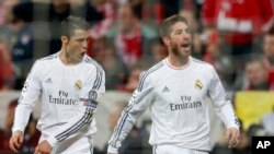 Cristiano Ronaldo, hagu, yana taya Sergio Ramos murnar jefa kwallon farko yau talata a ragar 'yan Bayern Munich. ya zuwa yanzu dai Ramos ya jefa kwallaye biyu.