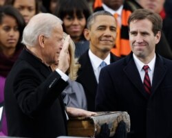 «بو بایدن» (راست) در مراسم تحلیف جو بایدن به عنوان معاون رئيس جمهوری آمریکا در سال ۲۰۱۳