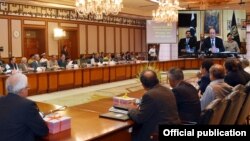 ځينې پښتنو سياسي ډلو ويلي ؤ چې په وزيراعظم نوازشريف به فشار اچوي د دې دپاره چې د فاټا په خېبرپښتنوا کې د شاملولو څخه ډډه وکړي.
