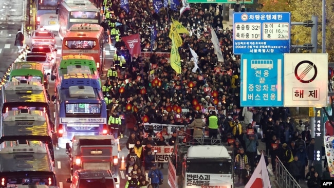 Los manifestantes que participan en una marcha contra el presidente de Corea del Sur, Yoon Suk Yeol, se dirigen a la Oficina Presidencial en Seúl el 4 de diciembre de 2024.