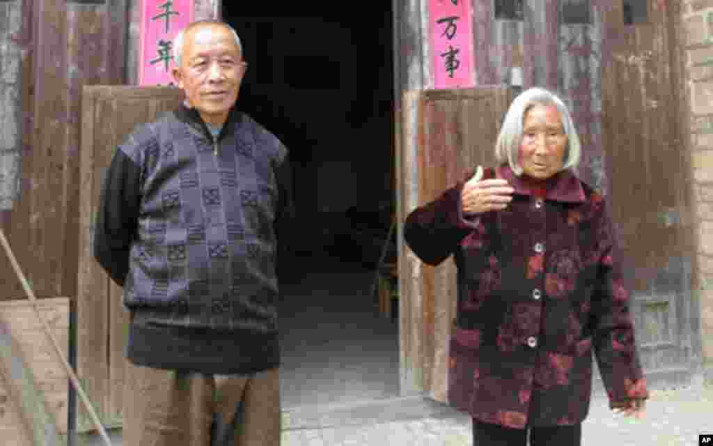 袁文才的儿媳(右)和袁文才的女婿周超瑜