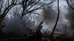 Prajurit Brigade Operasi ke-13 'Khartiia' dari Garda Nasional Ukraina menembakkan howitzer OTO Melara ke arah pasukan Rusia di posisi garis depan di wilayah Kharkiv, Ukraina, 3 Januari 2025. (Foto: Sofilia Gatilova/Reuters)