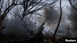 Prajurit Brigade Operasi ke-13 'Khartiia' dari Garda Nasional Ukraina menembakkan howitzer OTO Melara ke arah pasukan Rusia di posisi garis depan di wilayah Kharkiv, Ukraina, 3 Januari 2025. (Foto: Sofilia Gatilova/Reuters)