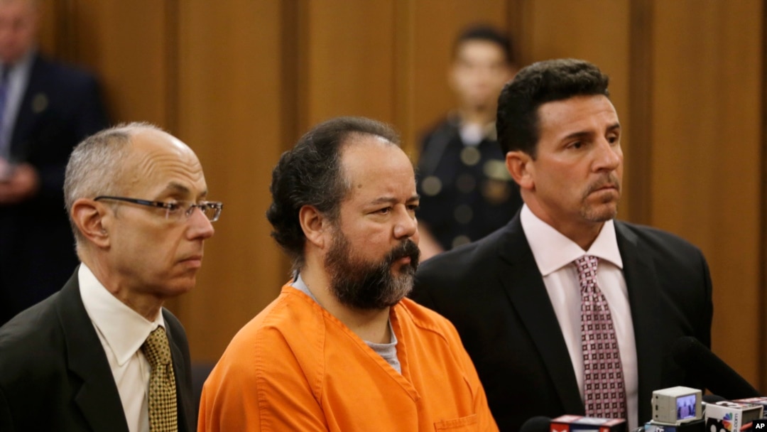 Ariel Castro (tengah) dalam sidang kasus penculikan dan pemerkosaan tiga perempuan di Cleveland (17/7). (AP/Tony Dejak)