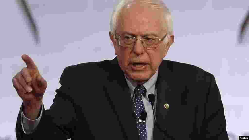 Le sénateur Bernie Sanders prend la parole dans le débat démocratique à Milwaukee, le 11 février 2016 .