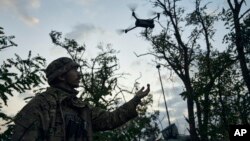 Seorang prajurit Ukraina meluncurkan drone di dekat Bakhmut, Ukraina, 3 September 2023. Ukraina pada Rabu (22/11) mengatakan Rusia meluncurkan 14 drone dan sebuah rudal jelajah sebagai bagian dari serangan terbarunya. (Foto: Ilustrasi/AP/Libkos)