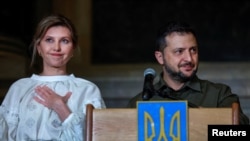 Olena and Volodymyr Zelensky in the building of the National Archives.  REUTERS/Evelyn Hockstein