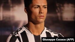 Une statue de cire du footballeur portugais Cristiano Ronaldo est dévoilée au musée Madame Tussauds récemment ouvert à Dubaï, le 18 octobre 2021. 