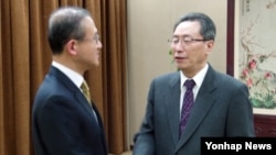 27일 베이징 중국 외교부 청사에서 만난 6자회담 한국 수석대표인 임성남 외교통상부 한반도평화교섭본부장(왼쪽)과 중국 우다웨이(武大偉) 외교부 한반도사무특별대표.