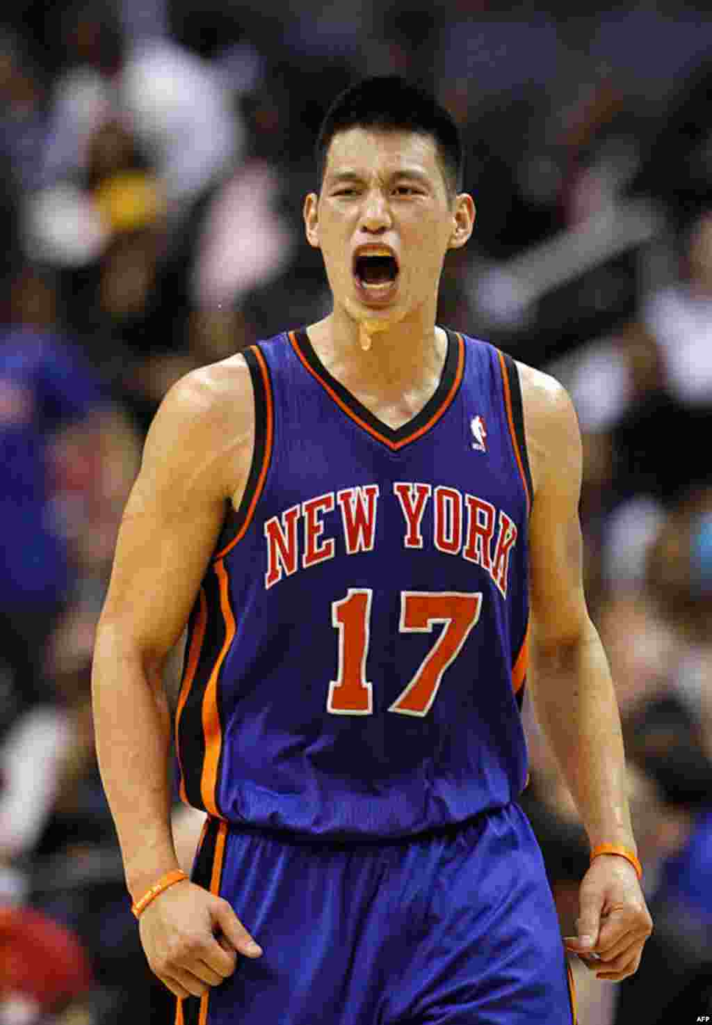 Jeremy Lin, hậu vệ đội Knicks, phản ứng sau khi thực hiện thành công cú ném úp rổ (dunk) trong hiệp nhì của trận đấu với đội Washington Wizards hôm 8/2/12. Đội Knicks thắng với tỉ số 107-93 (AP)