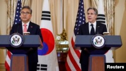 美国国务卿布林肯与韩国外长朴振在华盛顿的美国国务院出席一份谅解备忘录签署仪式和联合记者会。(2023年2月3日)