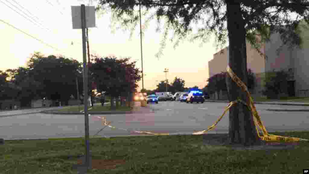 La police protège la scène de crime suite la une fusillade dans une salle de cinéma de Lafayette,&nbsp; 23 juillet 2015. &nbsp;