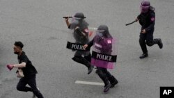 Polisi anti huru-hara mengejar seorang demonstran anti-pemerintah dalam aksi protes di Bangkok, Thailand, Rabu (11/8).