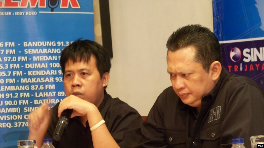Koordinator FITRA Ucok Sky Khadafi (kiri) dan anggota tim pengawas Century Bambang Soesatyo (kanan). (VOA/Iris Gera)