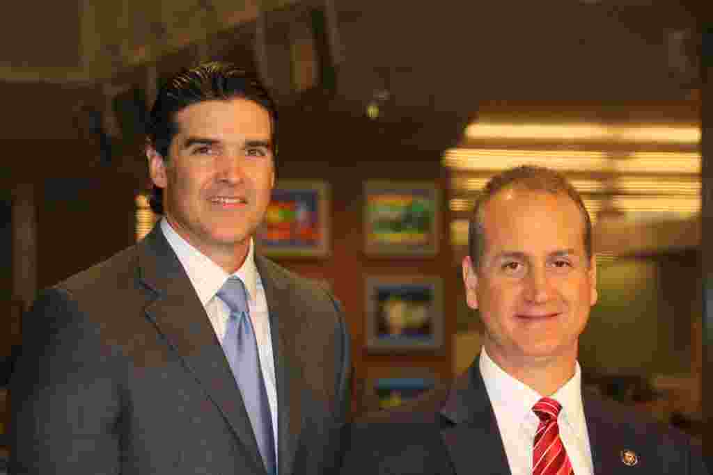 El congresista Mario Diaz-Balart acompañado por Alberto F. Mascaró, director de la división en español de la Voz de América.